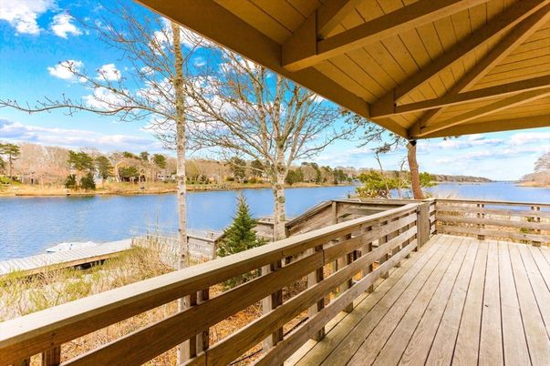 Exterior, Lake