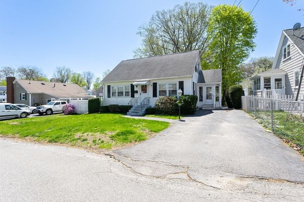 Exterior, Facade, Cape Cod