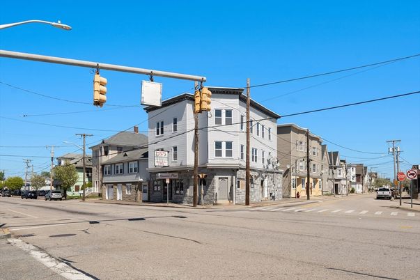 Exterior, Facade, Rowhouse