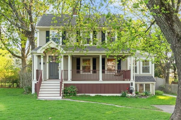 Exterior, Facade, Queen Anne Victorian