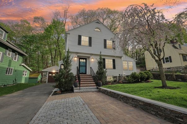 Attached, Exterior, Facade, Queen Anne Victorian