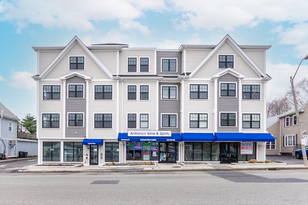 Exterior, Facade, Rowhouse