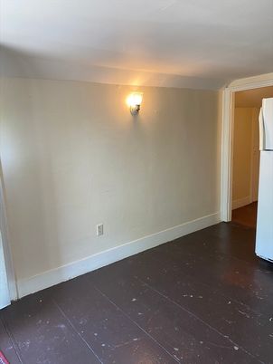 Empty room, Interior