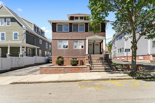 Exterior, Facade, American Foursquare