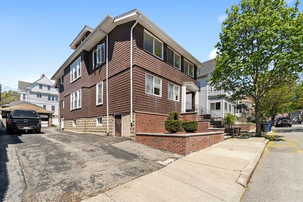 Exterior, Facade, Rowhouse