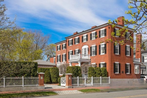Exterior, Facade, Brick Facade, Georgian