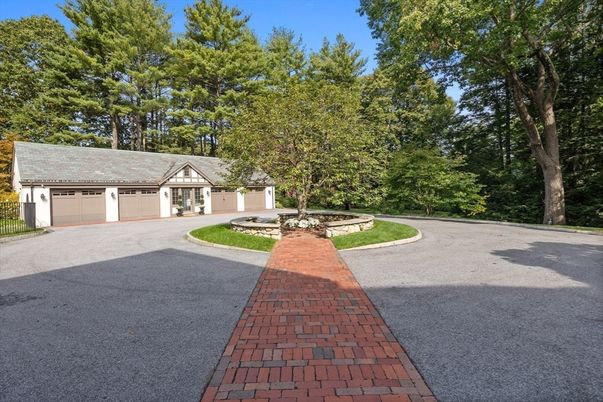Attached, Exterior, Facade, Ranch