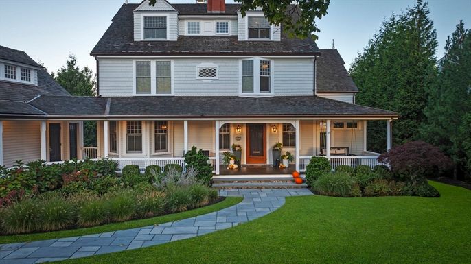 Exterior, Facade, Queen Anne Victorian
