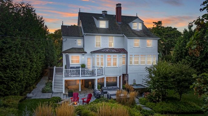 Exterior, Facade, Queen Anne Victorian