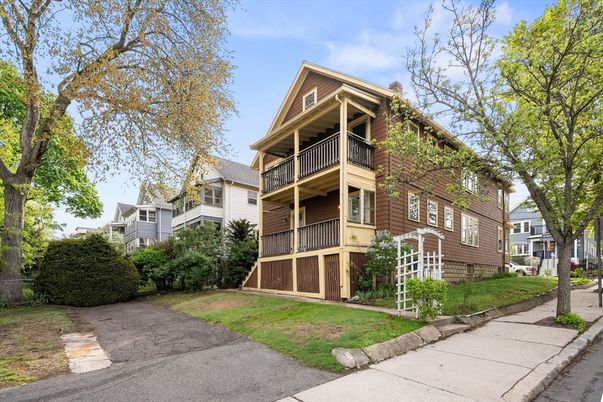 Exterior, Facade, Queen Anne Victorian