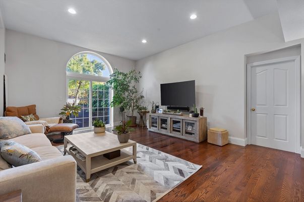 Interior, Living room, Recessed Lighting, Wood Texture Flooring