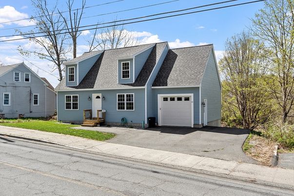 Attached, Exterior, Facade, Cape Cod