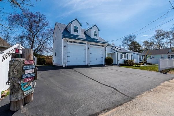 Attached, Exterior, Facade, Cape Cod