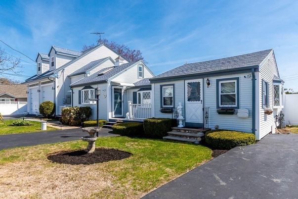 Attached, Exterior, Facade, Cape Cod