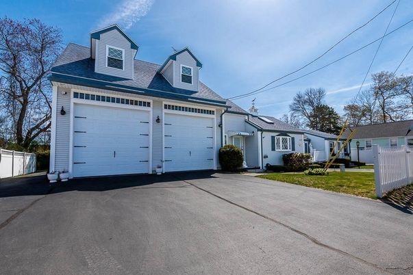 Attached, Exterior, Facade, Cape Cod