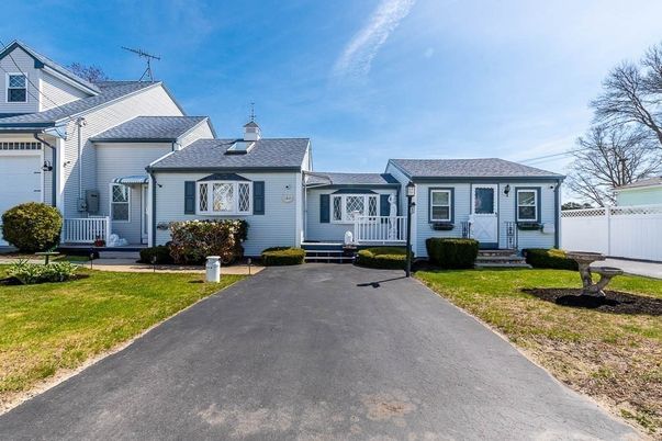 Attached, Exterior, Facade, Cape Cod