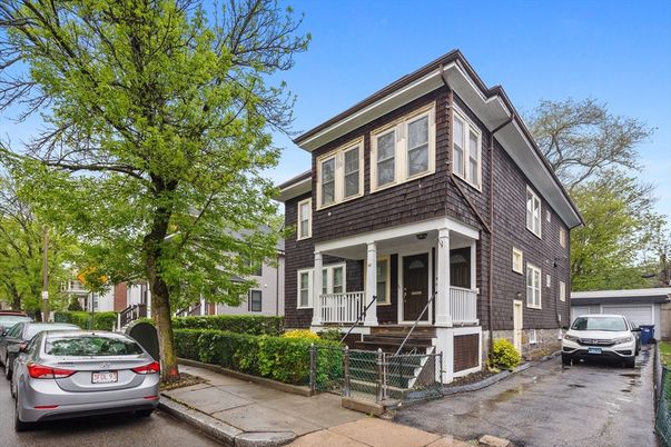 Exterior, Facade, Queen Anne Victorian