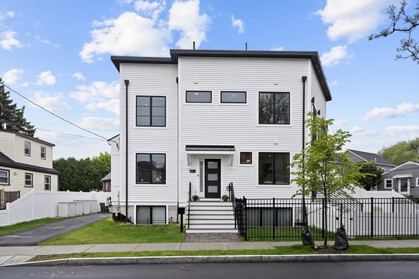 Exterior, Facade, Rowhouse