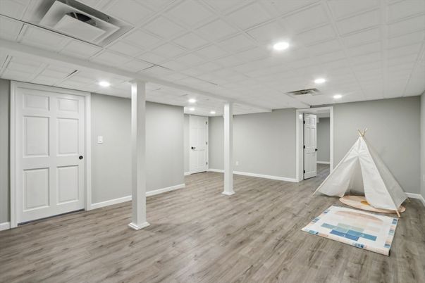 Empty room, Interior, Recessed Lighting, Wood Texture Flooring