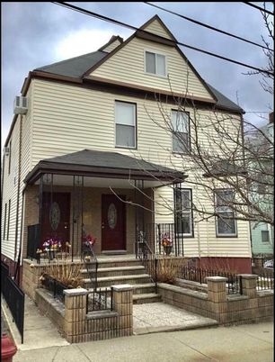 Exterior, Facade, American Foursquare