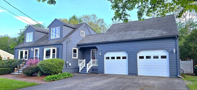 Attached, Exterior, Facade, Cape Cod