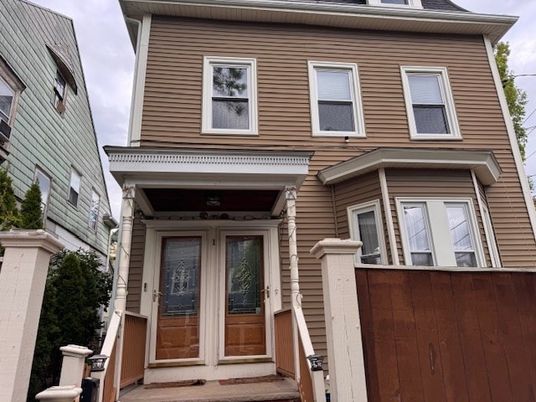 Exterior, Facade, Rowhouse