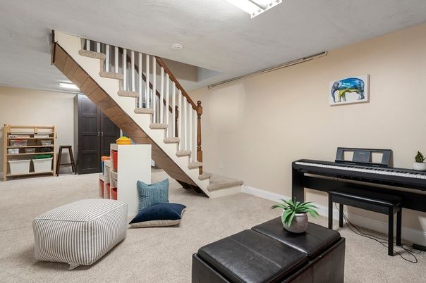 Interior, Piano