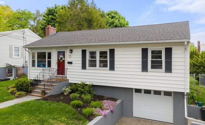 Attached, Exterior, Facade, Cape Cod