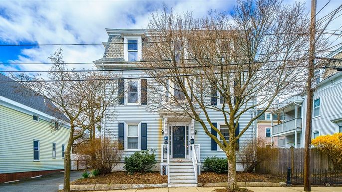 Exterior, Facade, American Foursquare