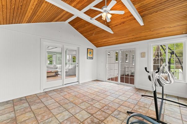 Empty room, Interior, Wooden Ceilings