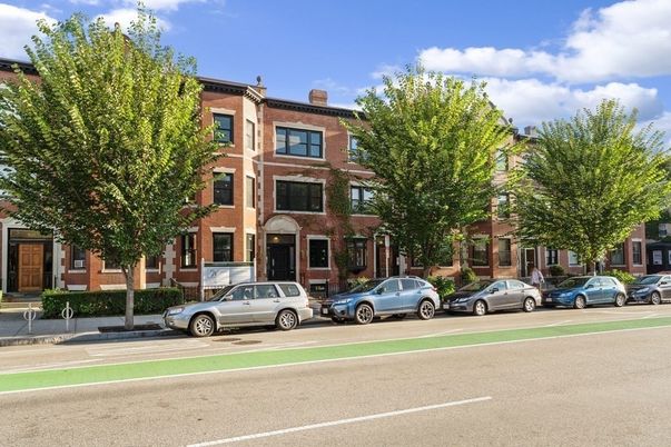 Exterior, Facade, Brick Facade, Rowhouse