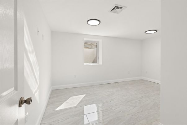 Empty room, Interior