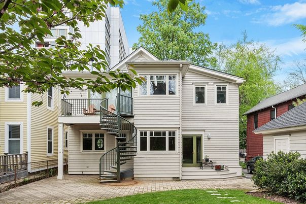 Exterior, Facade, Rowhouse