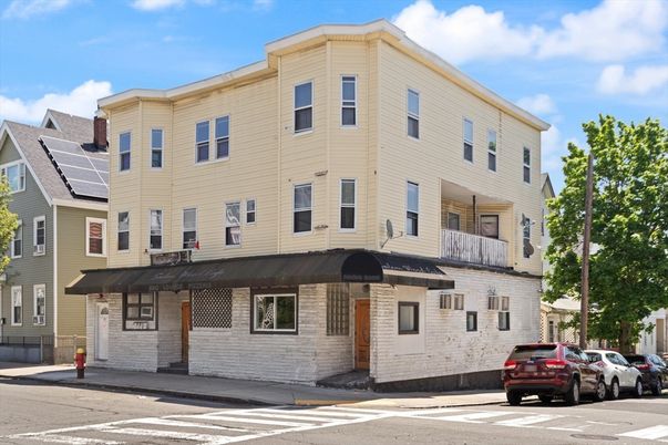 Exterior, Facade, Solar Panels, Rowhouse