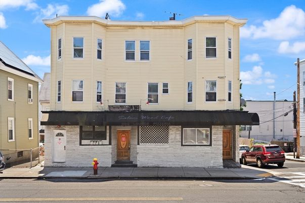 Exterior, Facade, Rowhouse