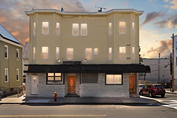 Exterior, Facade, Rowhouse