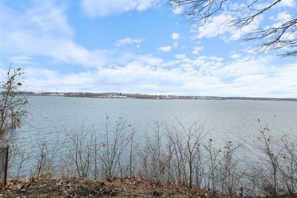 Exterior, Lake
