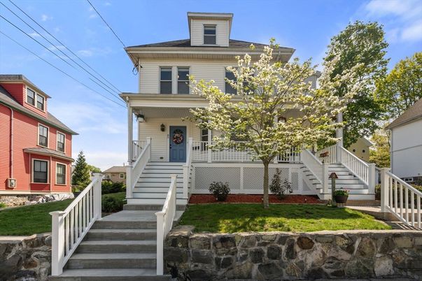 Exterior, Facade, American Foursquare
