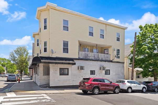 Exterior, Facade, Brick Facade, Rowhouse