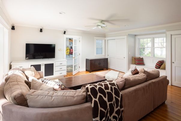Interior, Living room, Recessed Lighting, Wood Texture Flooring
