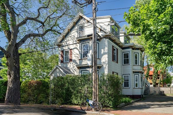 Exterior, Facade, Queen Anne Victorian