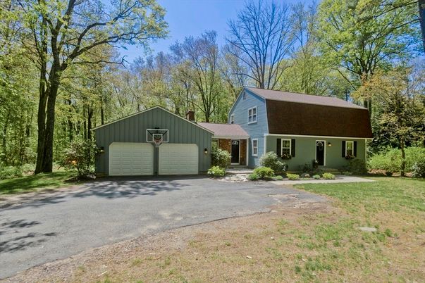 Attached, Exterior, Facade, Cape Cod