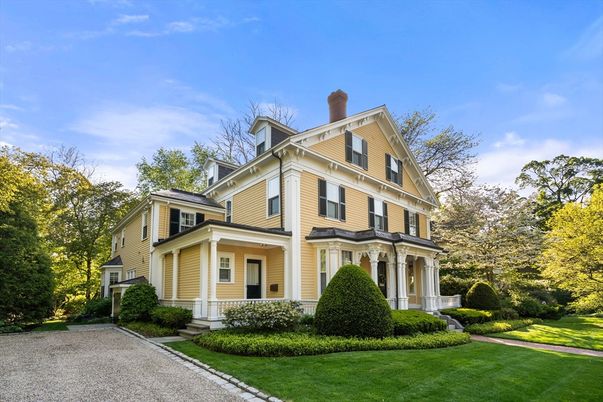 Exterior, Facade, Queen Anne Victorian
