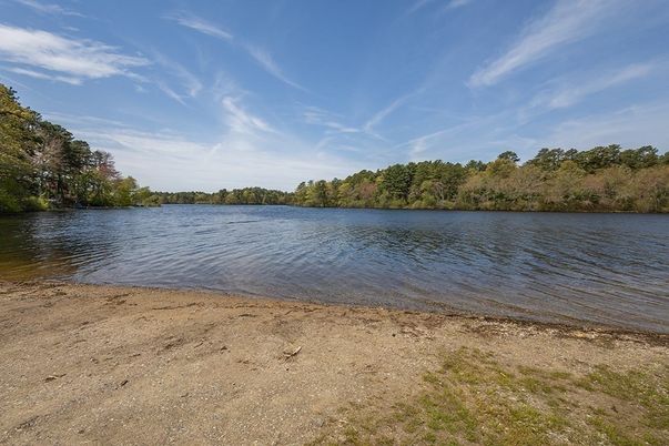 Exterior, Lake