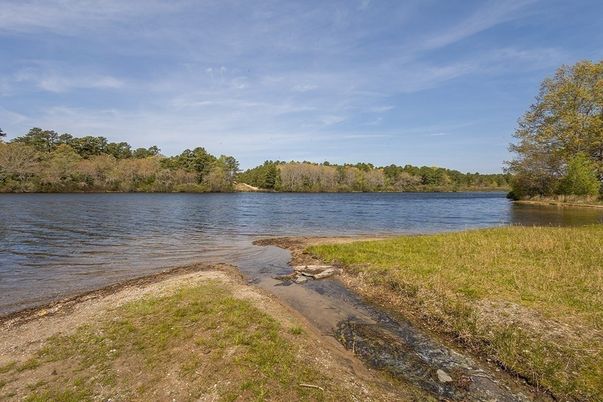 Exterior, Lake