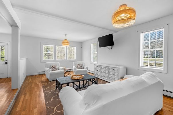 Interior, Living room, Pendant Lights, Wood Texture Flooring
