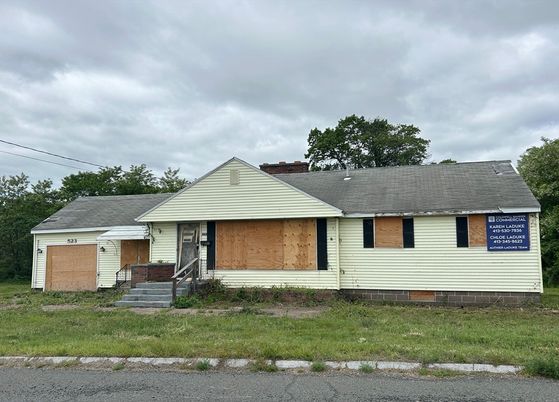 Attached, Exterior, Facade, Cape Cod