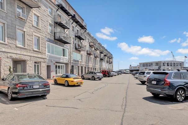 Exterior, Facade, Rowhouse