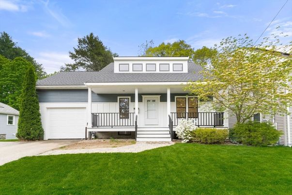 Attached, Exterior, Facade, American Foursquare