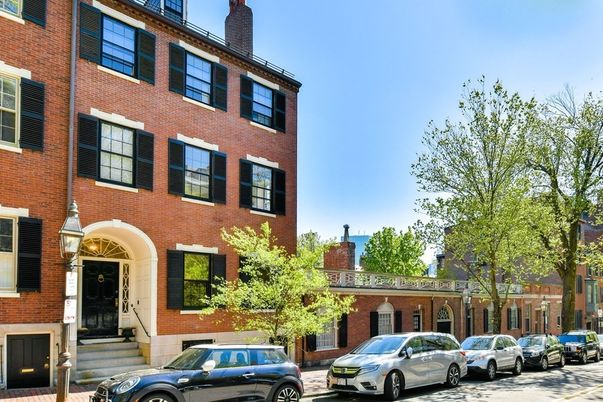 Exterior, Facade, Brick Facade, Rowhouse